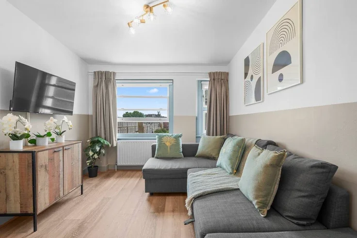 Flat Nevern Road in Greater London