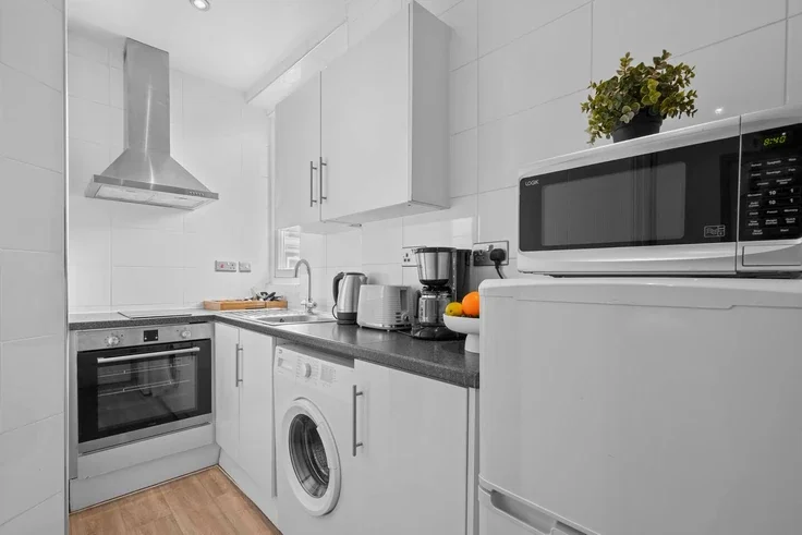Flat Nevern Road in Greater London