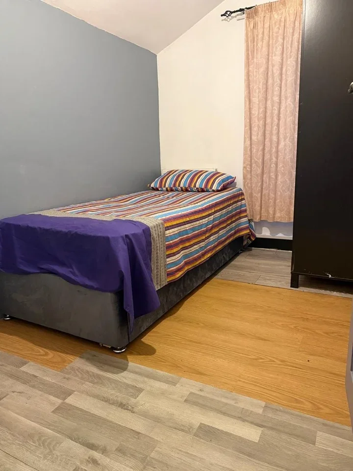 Room Boston Road in Greater London