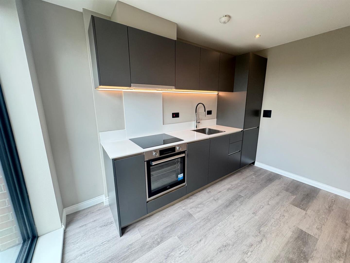 Flat Whitehall Road in Leeds