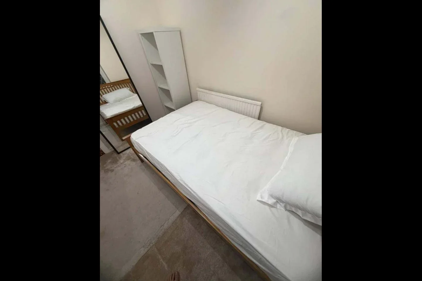 Room Boxmoor Road in Greater London