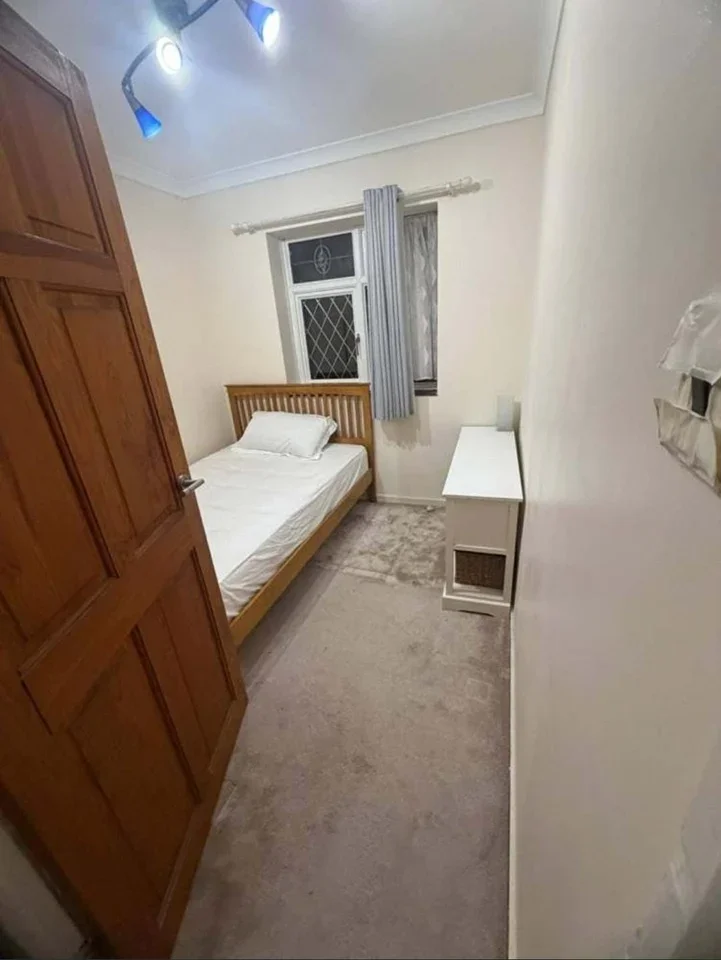 Room Boxmoor Road in Greater London