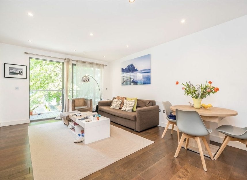 Flat Paton Street in Greater London