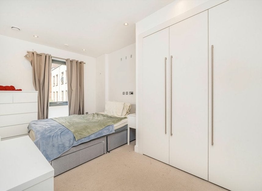 Flat Paton Street in Greater London