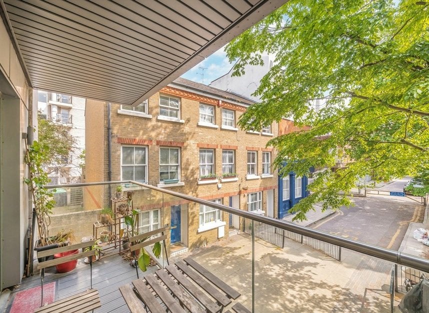 Flat Paton Street in Greater London