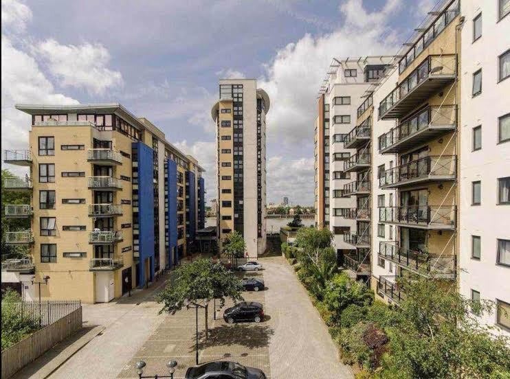 Flat Westferry Road in Greater London
