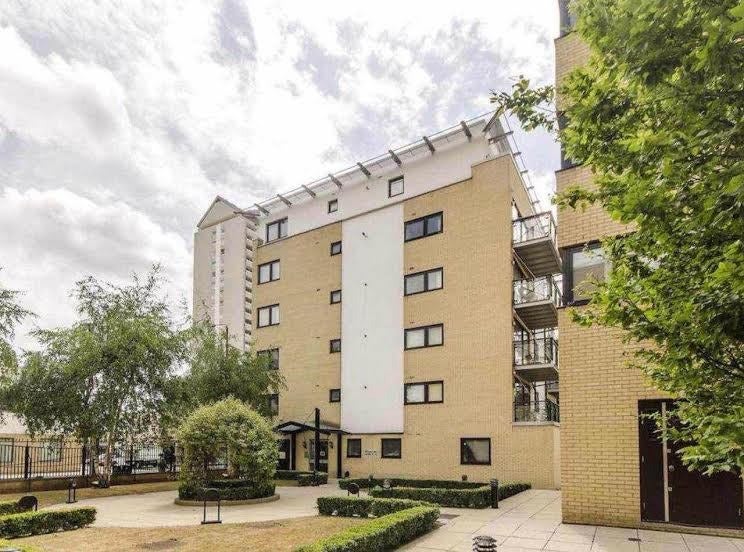 Flat Westferry Road in Greater London