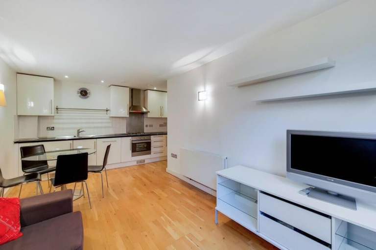 Room Fulham Road in Greater London
