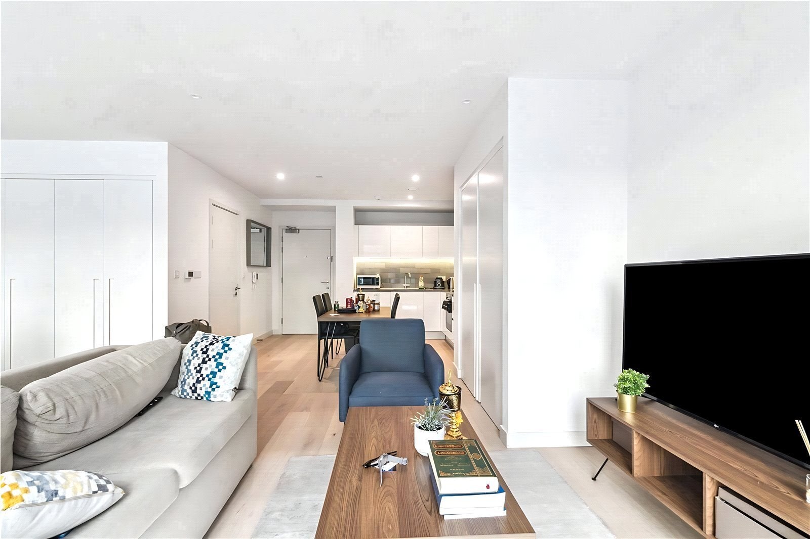 Flat Royal Crest Avenue in Greater London