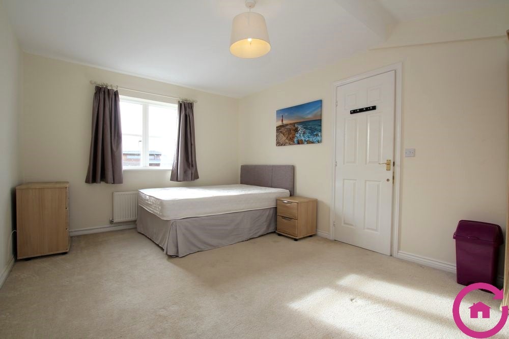Room Pinewood Drive in Cheltenham