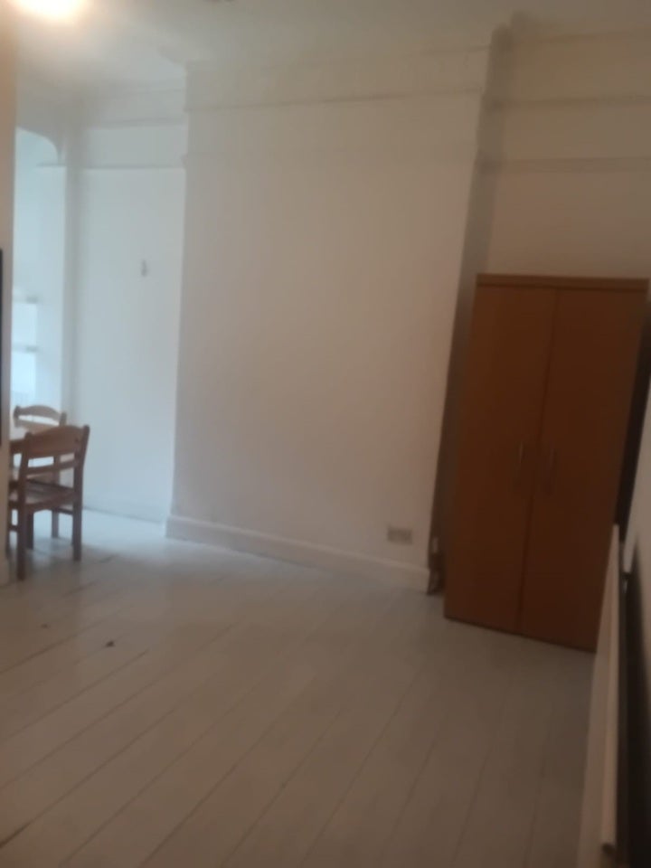 Flat Ferme Park Road in Greater London