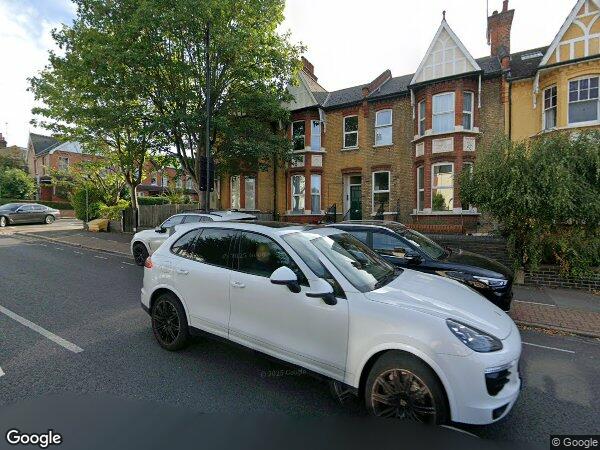 Flat Ferme Park Road in Greater London