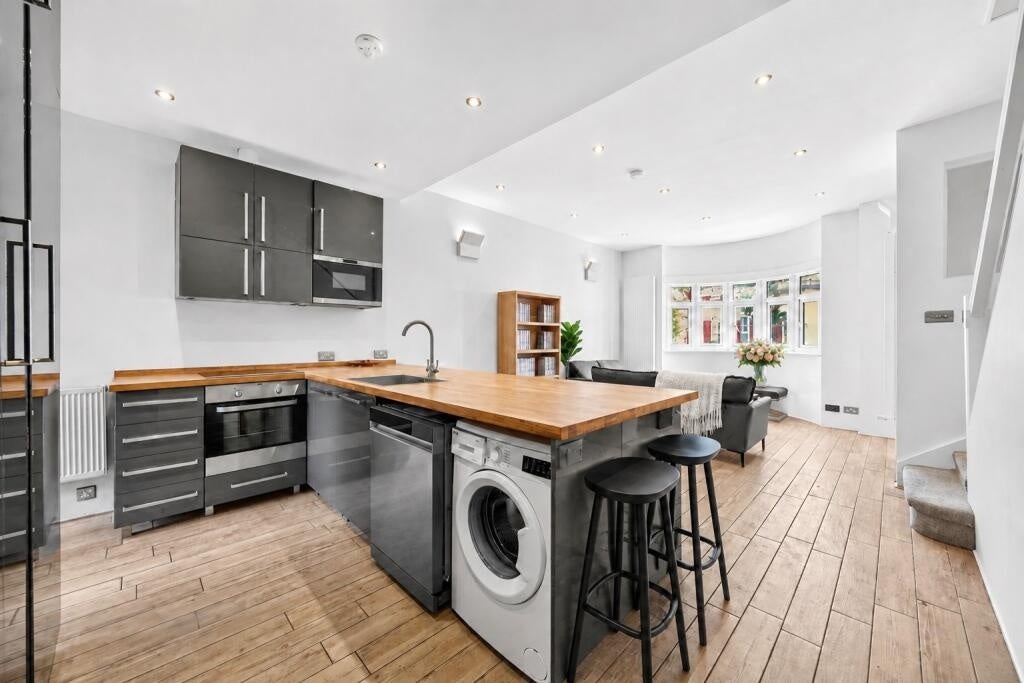 House Ashmere Grove in Greater London