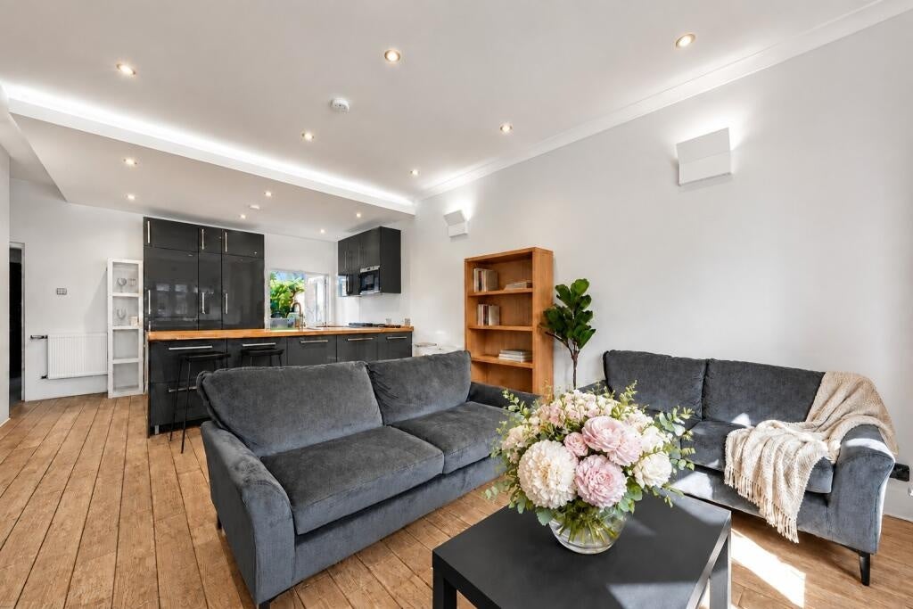 House Ashmere Grove in Greater London