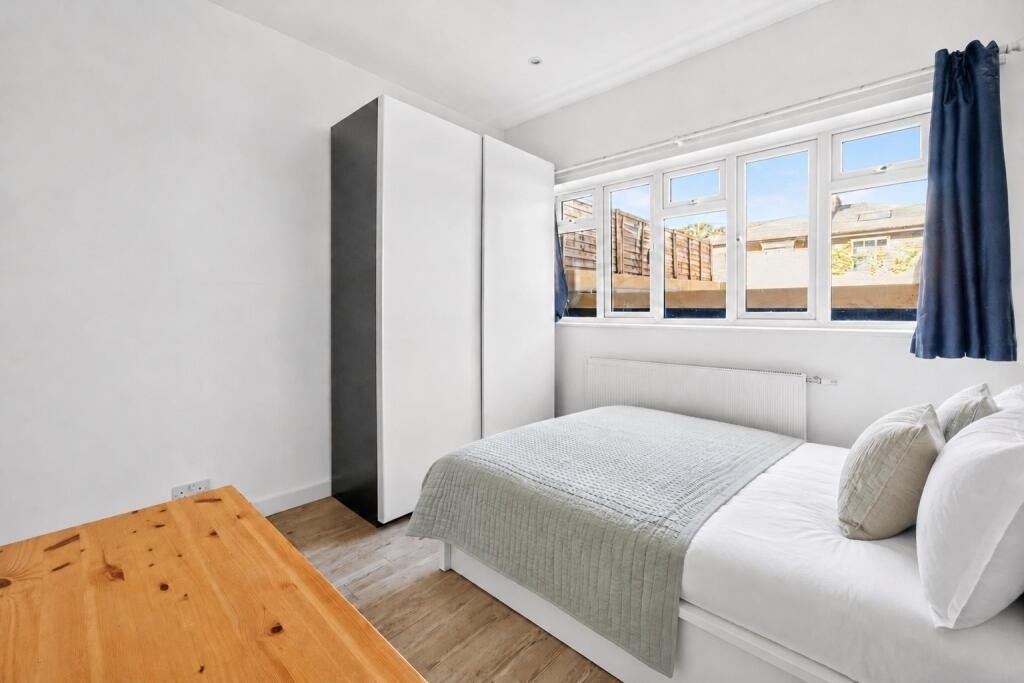 House Ashmere Grove in Greater London