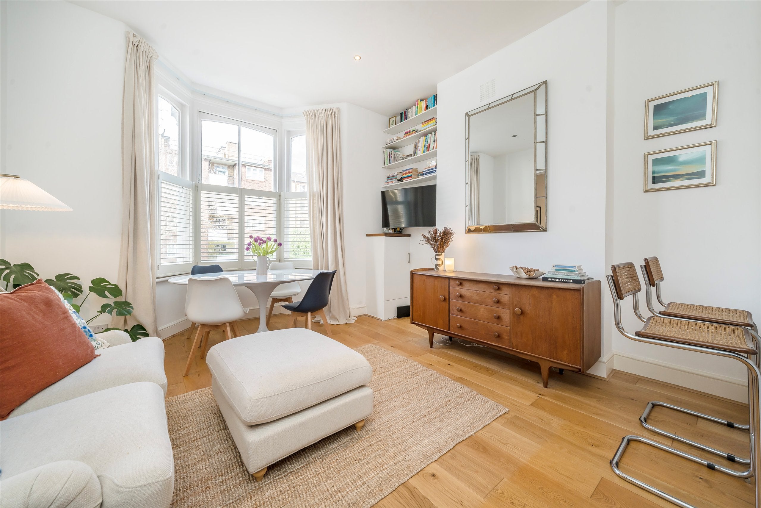 Flat Gratton Road in Greater London