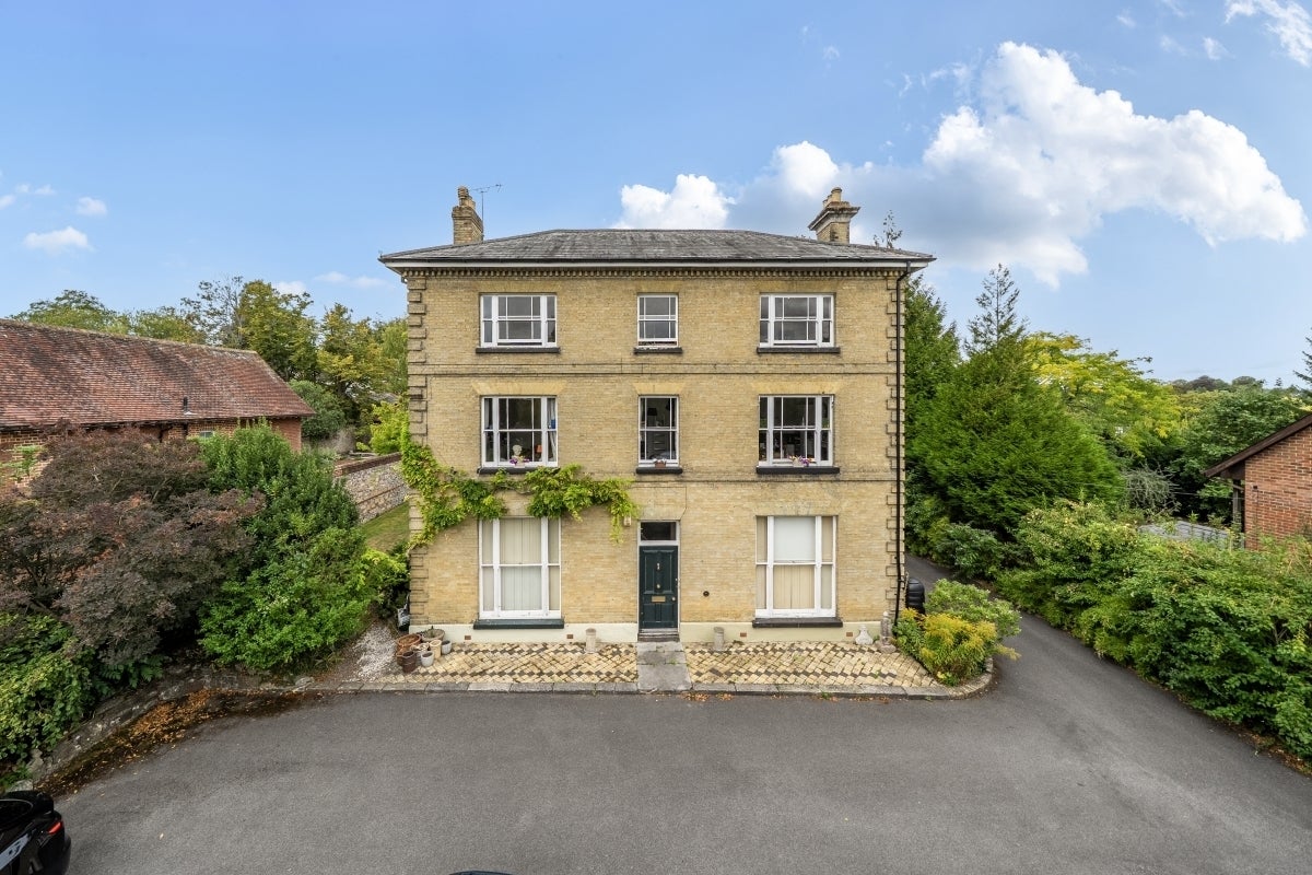 Flat Clifton Road in Winchester