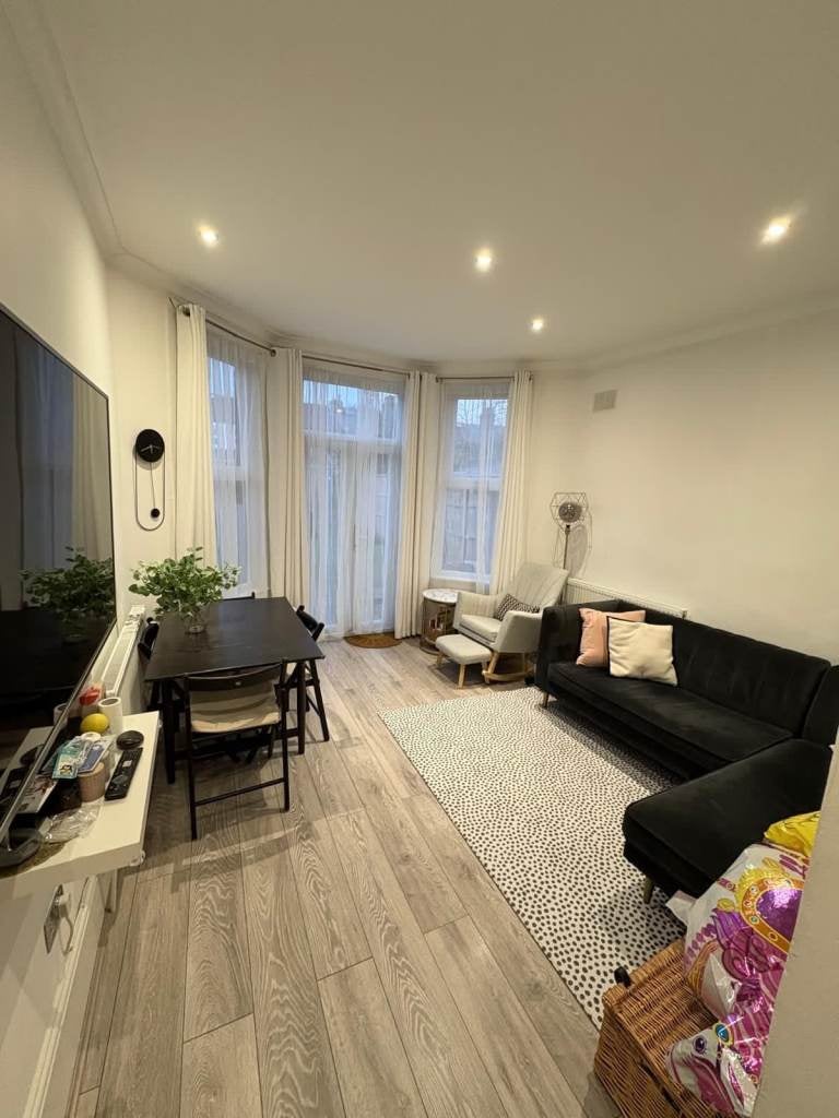 Flat Whitechapel Road in Greater London
