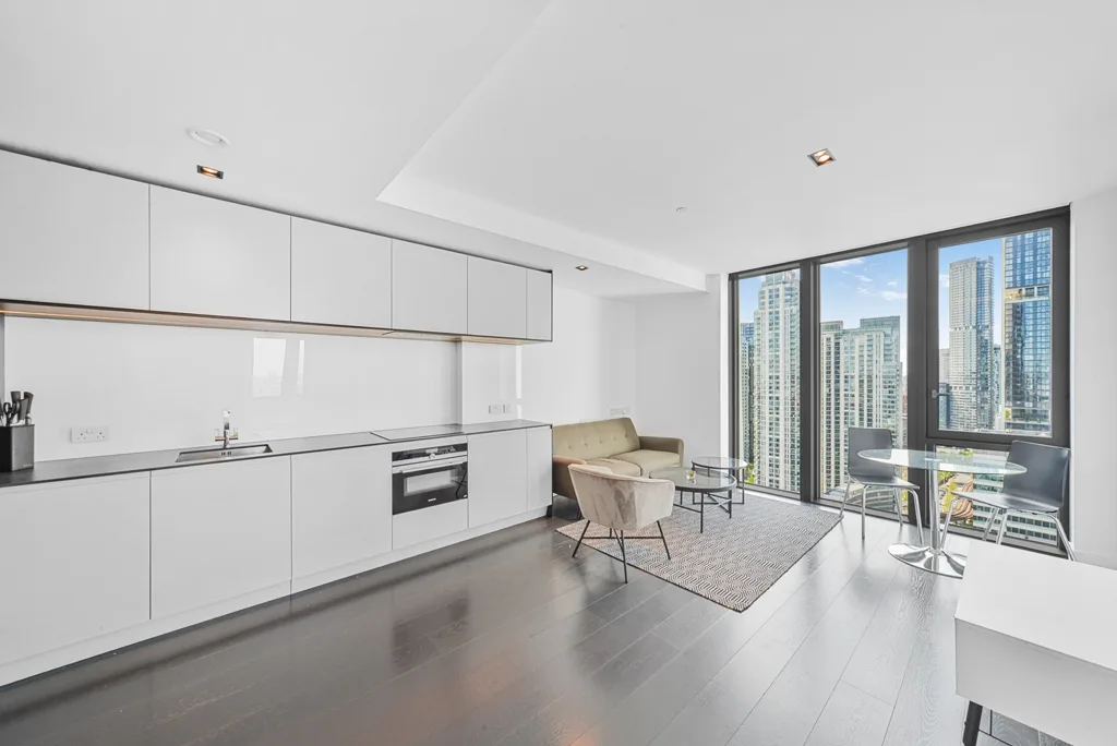 Flat Bradfield Road in Greater London