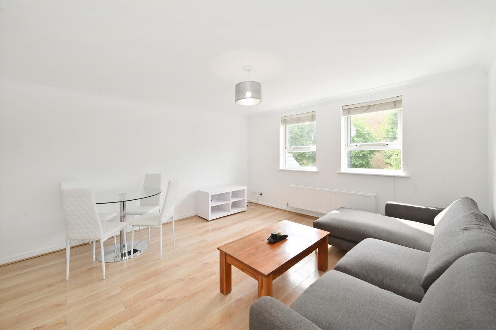 Flat Schooner Close in Greater London