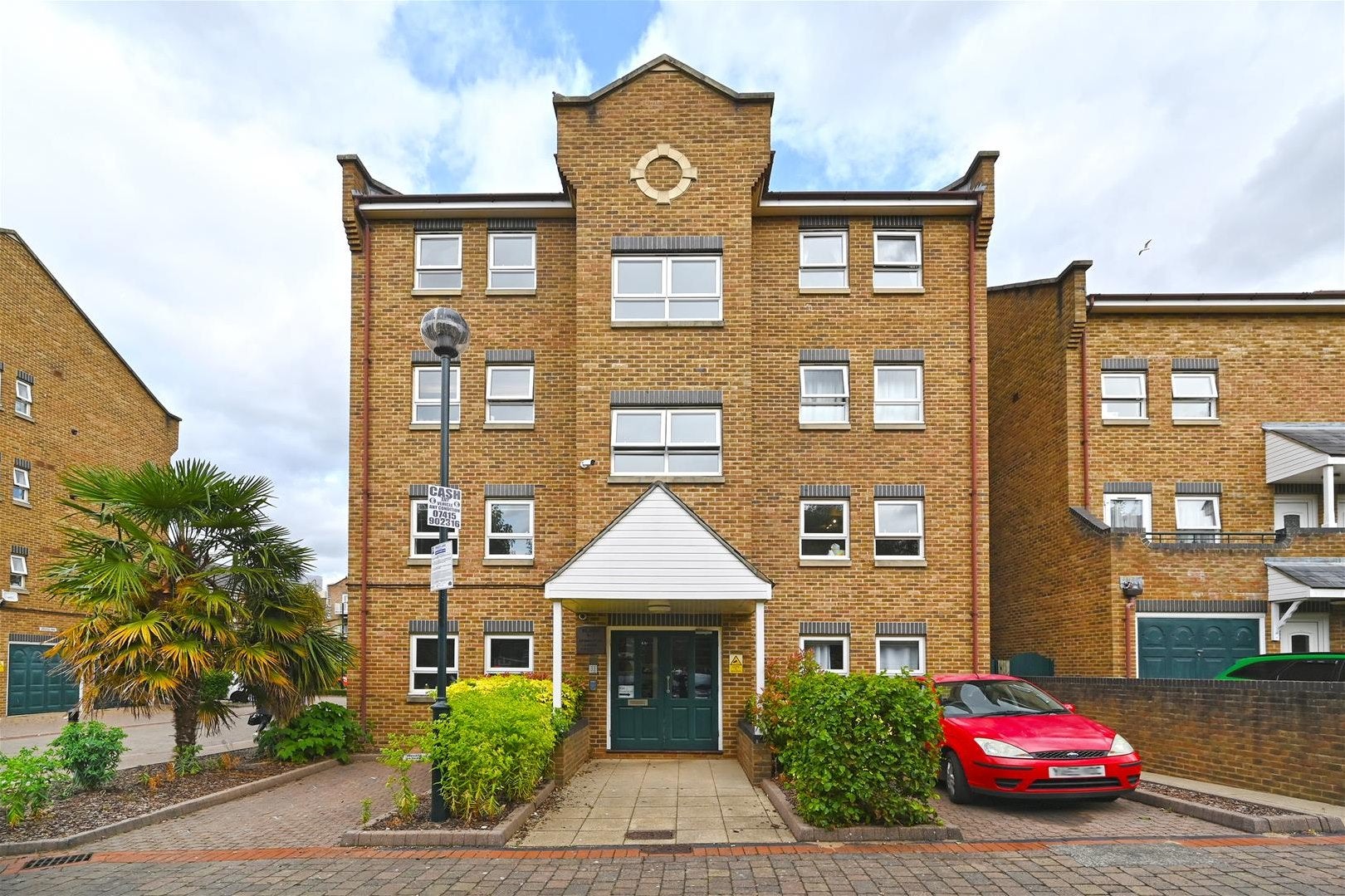 Flat Schooner Close in Greater London