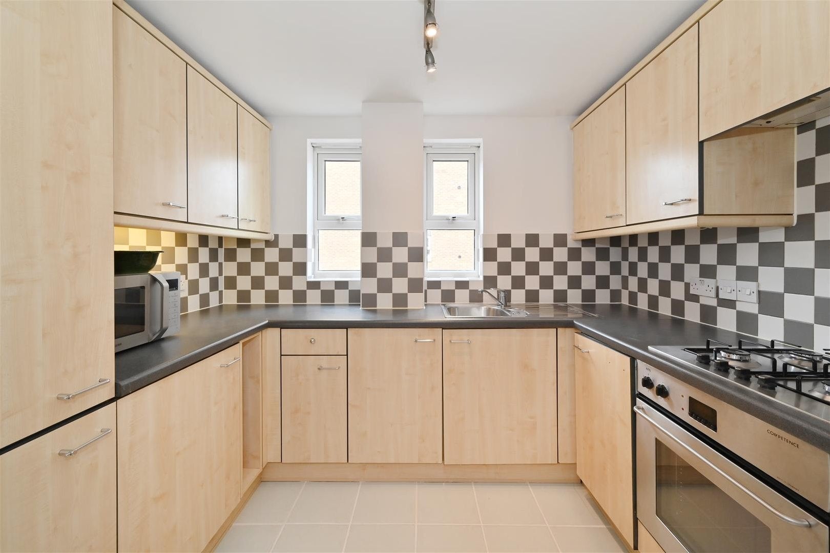 Flat Schooner Close in Greater London