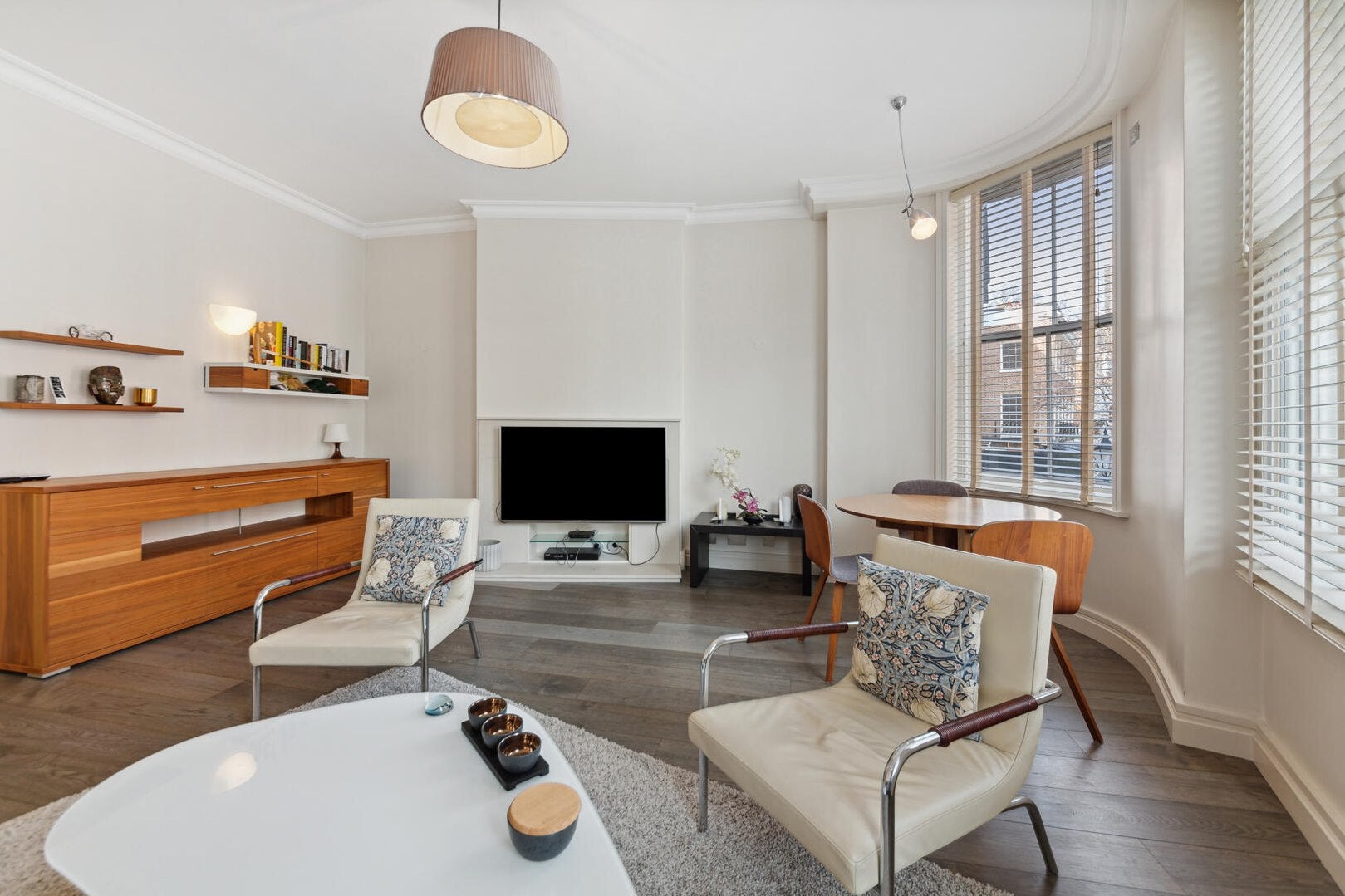 Flat Cheval Place in Greater London
