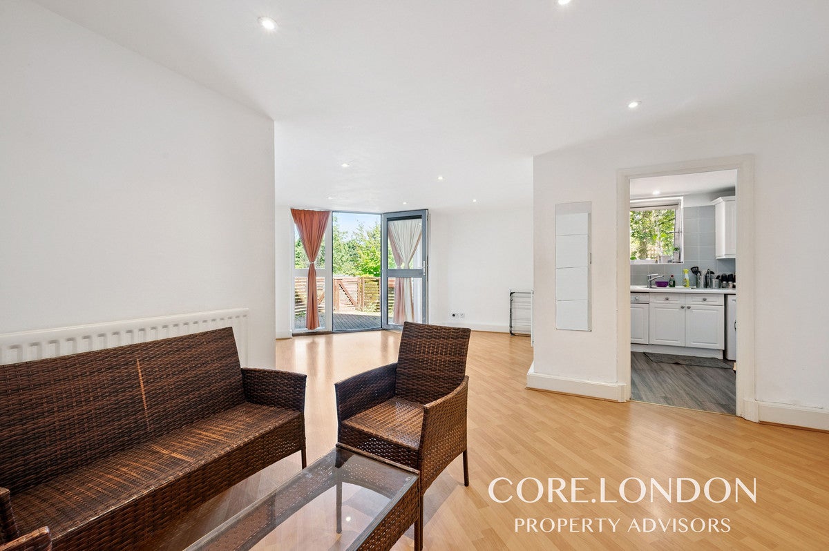 Flat Hillcrest Road in Greater London
