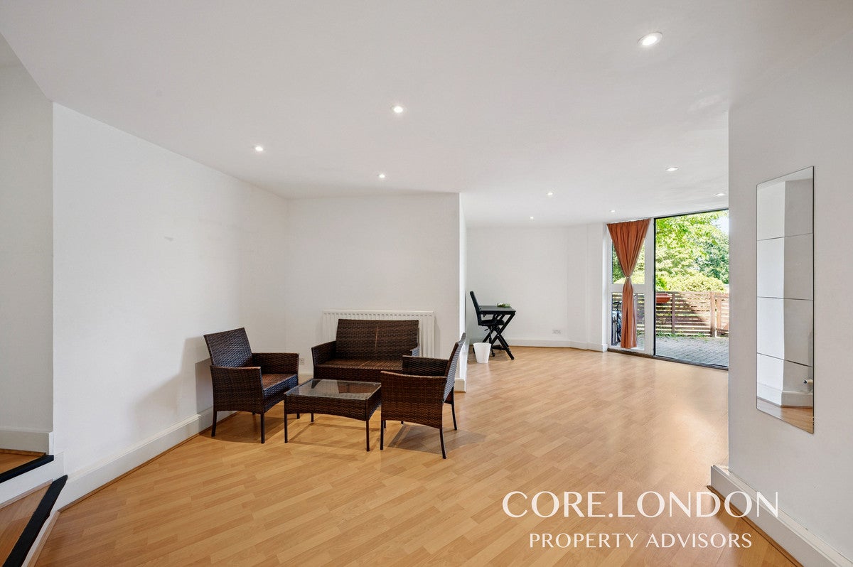 Flat Hillcrest Road in Greater London
