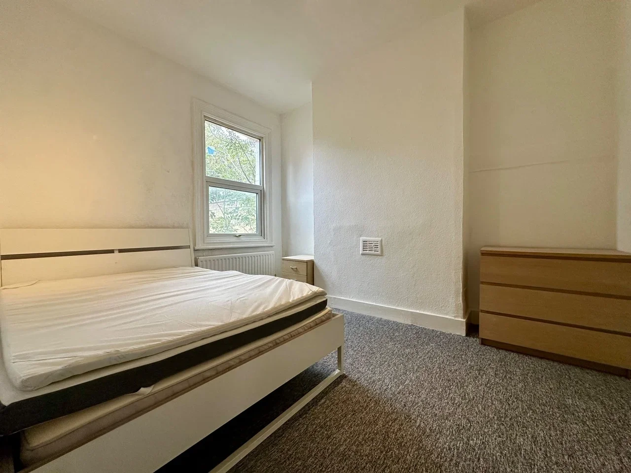 Flat Winchelsea Road in Greater London
