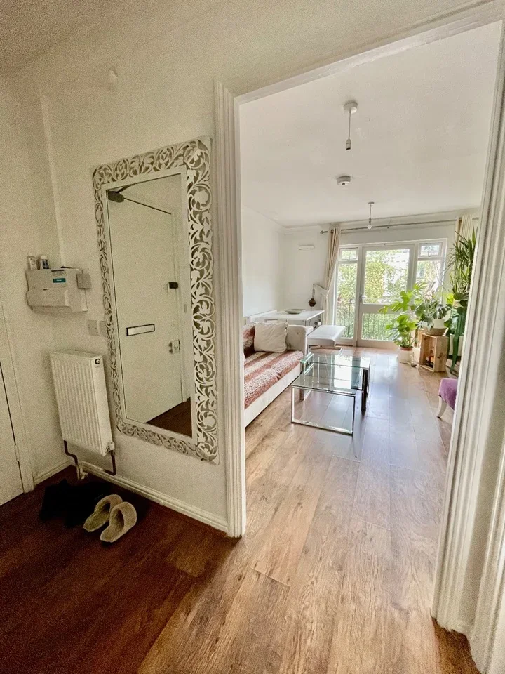 Flat Tudor Road in Greater London