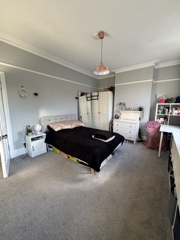 Room Beatrice Avenue in Greater London