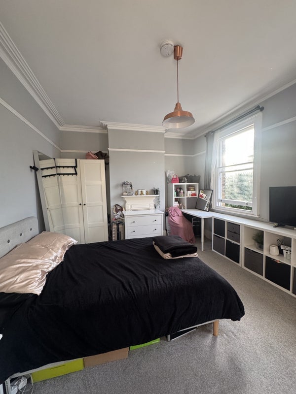 Room Beatrice Avenue in Greater London