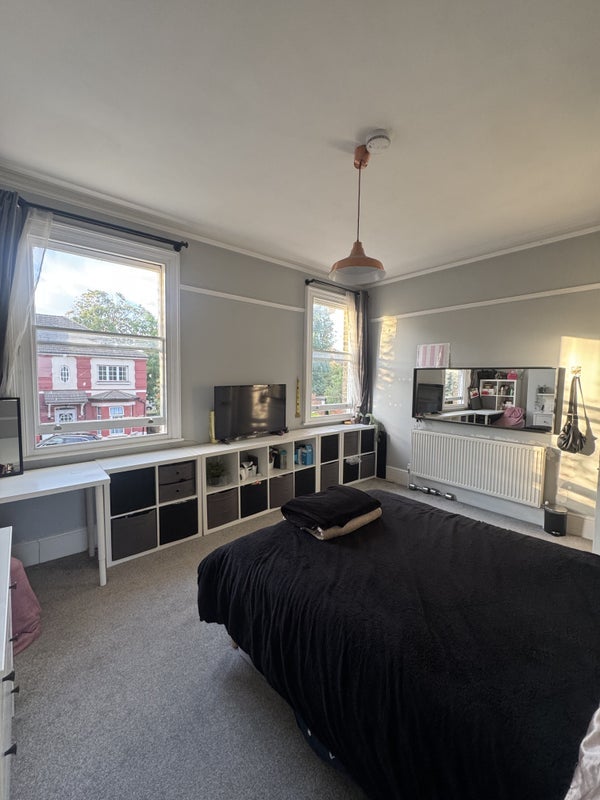 Room Beatrice Avenue in Greater London