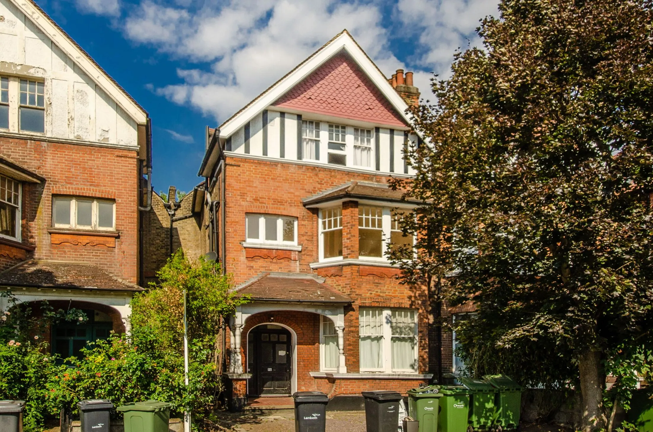 Flat Riggindale Road in Greater London