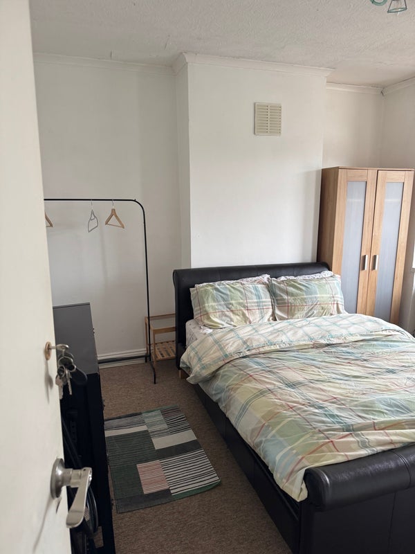Room Sherwood Avenue in Greater London