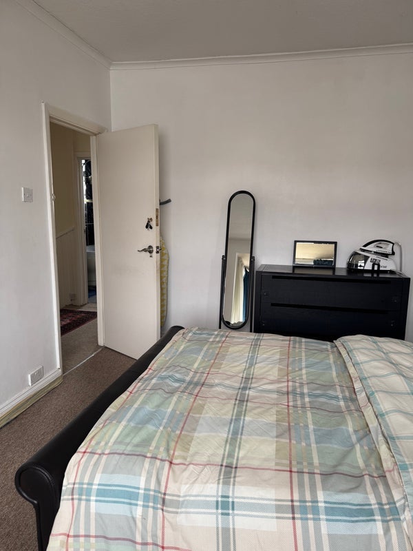 Room Sherwood Avenue in Greater London