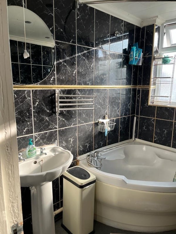 Room Sherwood Avenue in Greater London