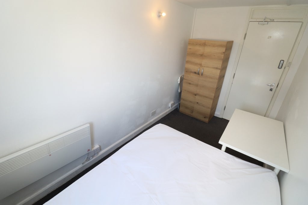 Room Globe Road in Greater London