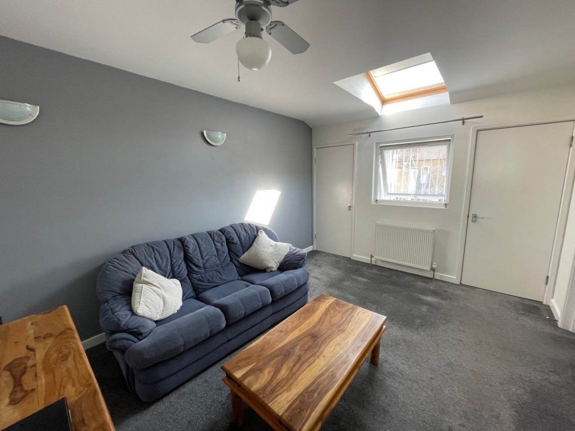 Flat Clifton Road in Weston-super-Mare