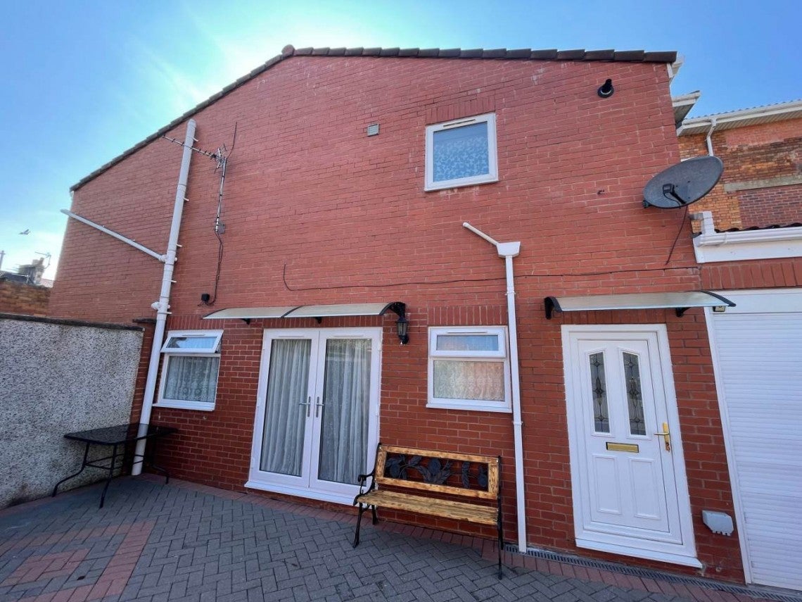 Flat Clifton Road in Weston-super-Mare