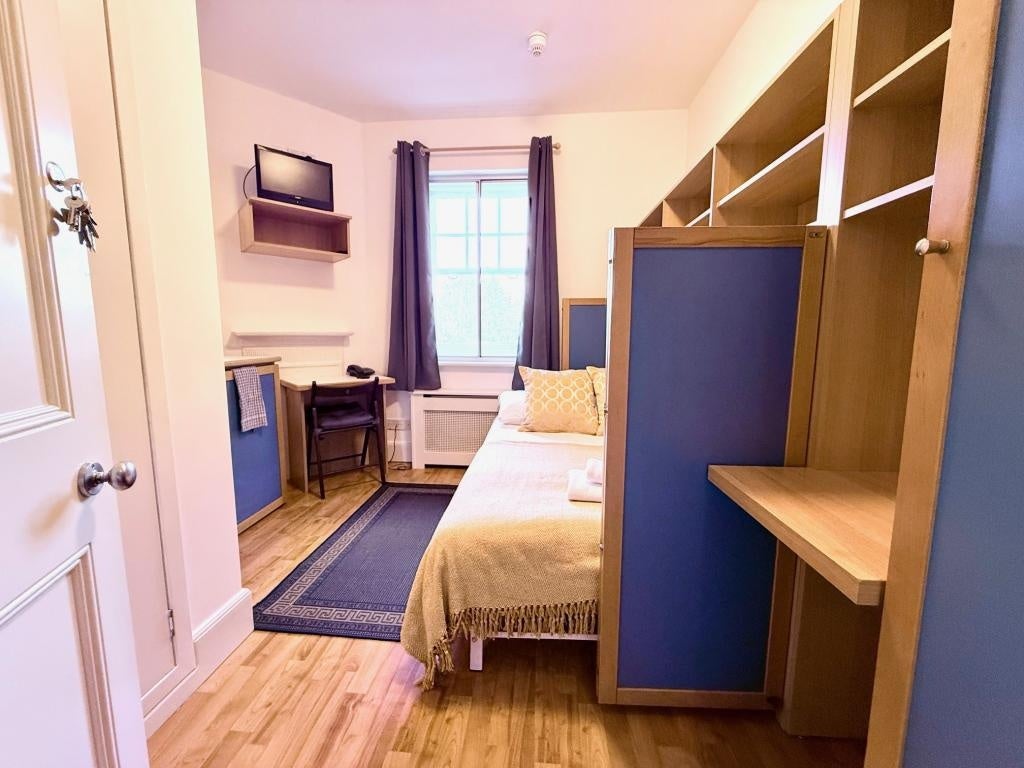 Flat Fulham Palace Road in Greater London