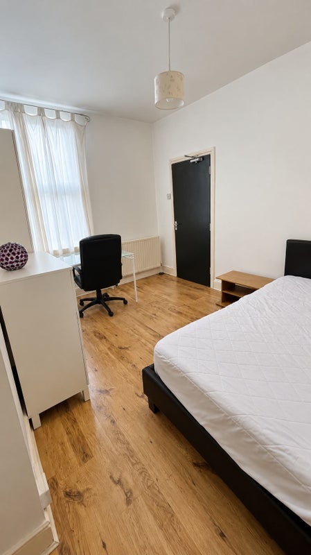Room Bowers Avenue in Nottingham