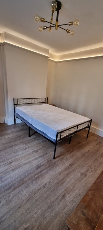 Room Albrighton Road in Greater London