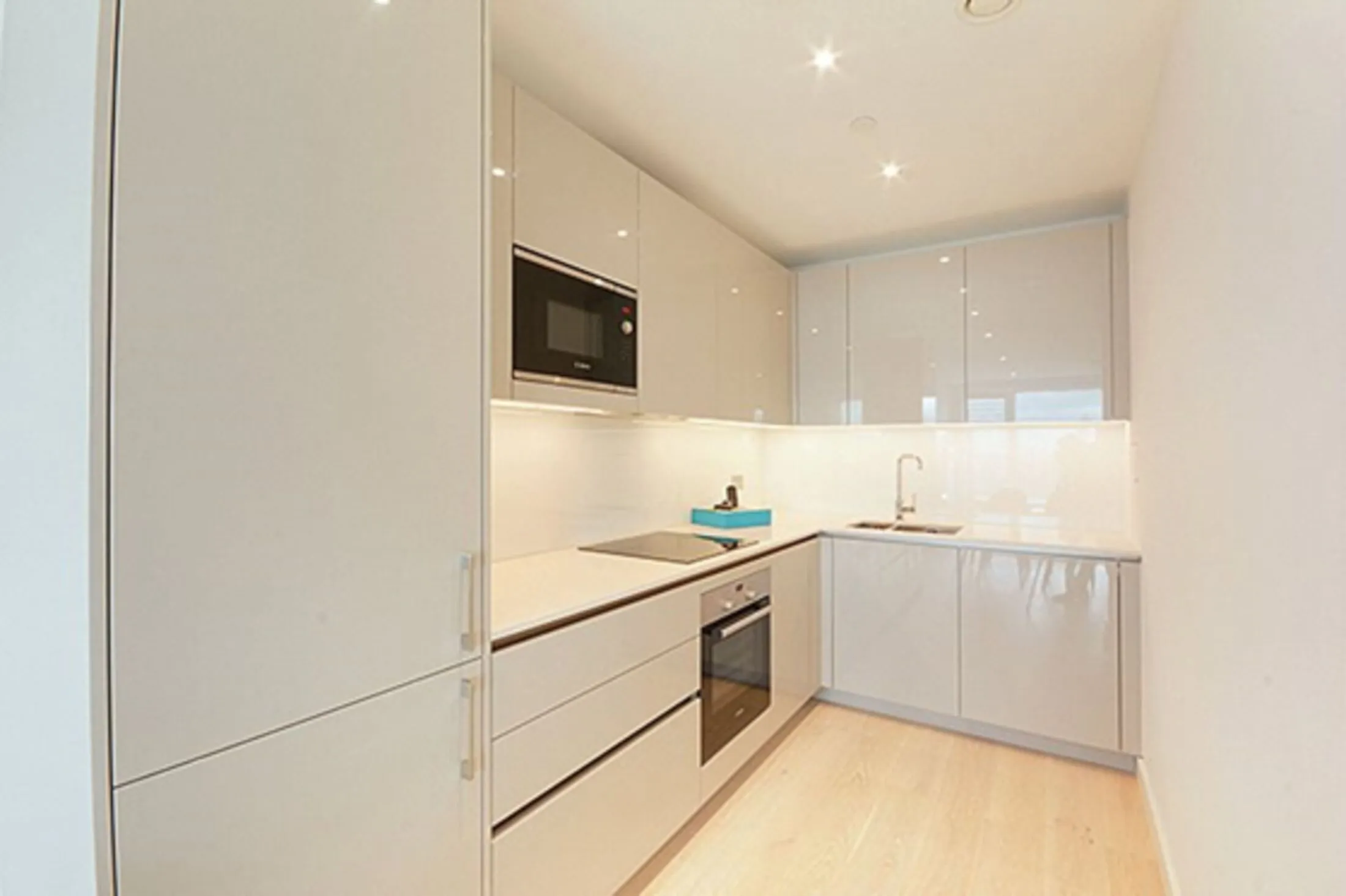 Flat Deacon Street in Greater London