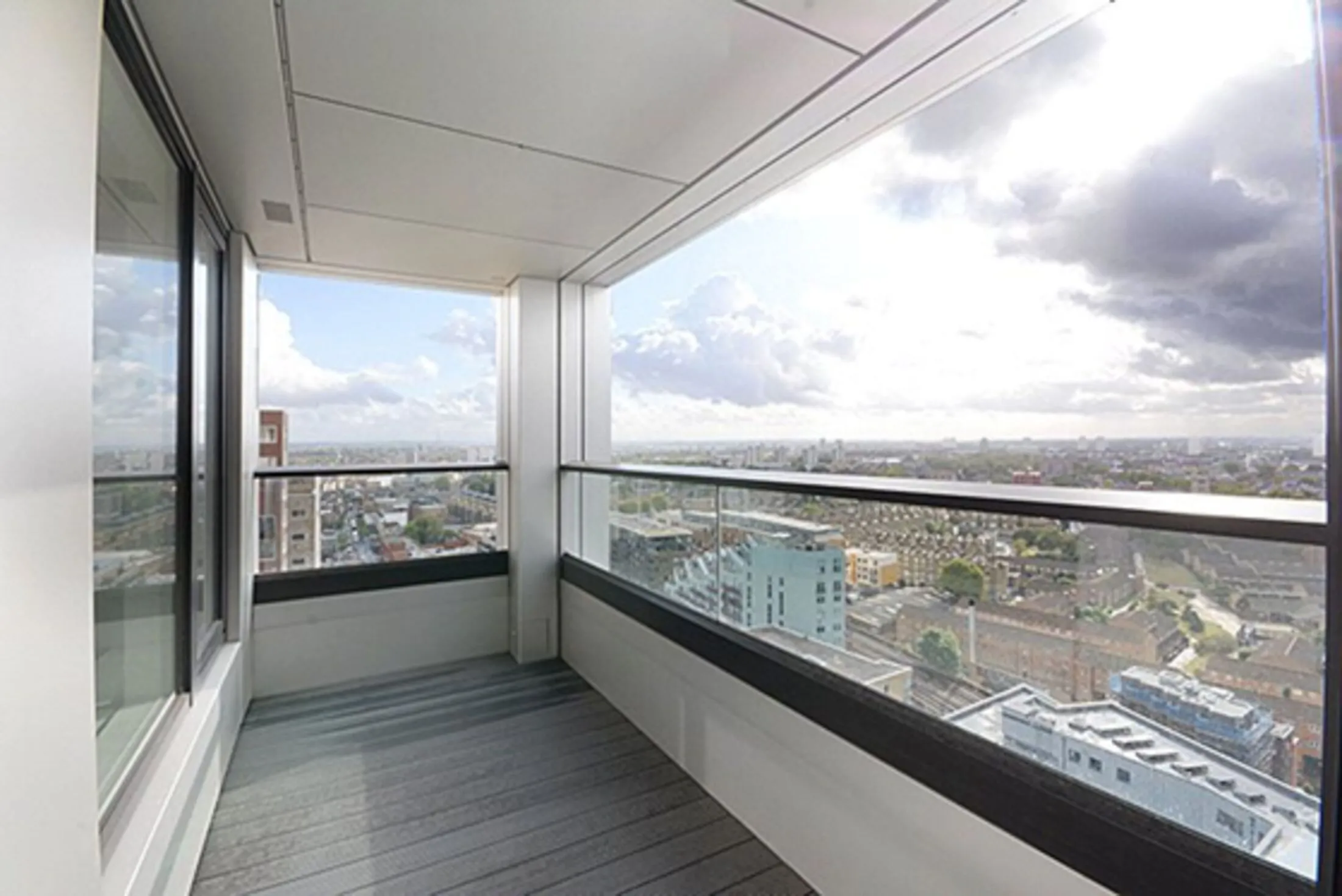 Flat Deacon Street in Greater London