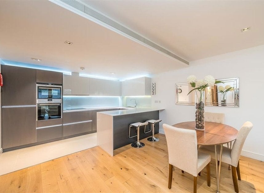 Flat Kew Bridge Road in Greater London