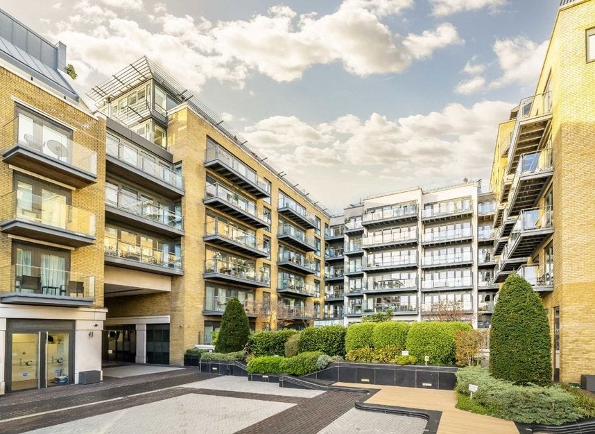 Flat Kew Bridge Road in Greater London
