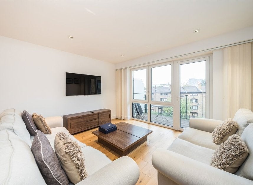 Flat Kew Bridge Road in Greater London