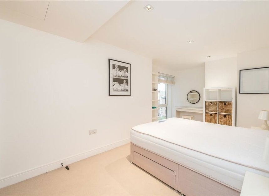 Flat Kew Bridge Road in Greater London